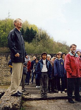 Herbstanlass 1999.  Markus Clausen alias Caius Coteius nimmt die Besucher mit auf eine Zeitreise in die Vergangenheit.
