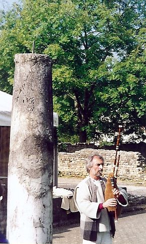 Herbstanlass 1999: Dudelsackspieler Peter Schnitzler in den Ruinen des römischen Gutshofs von Munzach