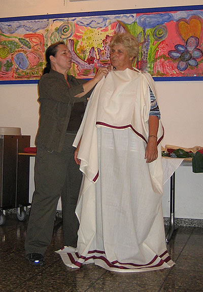 Kleiderprobe auf römisch - Fibeln halten das Gewand zusammen 